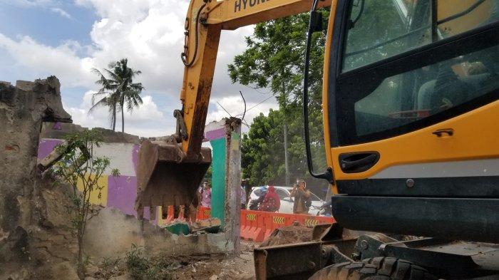 Rumah milik Anwar Hidayat yang sudah berdiri 14 tahun di tengah Jalan Maulana Hasanuddin, Kecamatan Batuceper, Kota Tangerang, akhirnya dirobohkan Pemkot Tangerang pada Selasa (16/11/2021).