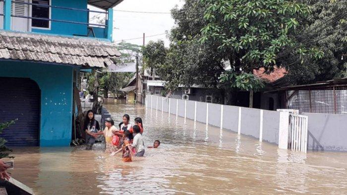 Puluhan rumah di Kampung Bitung, Desa Kadu Jaya, Kecamatan Curug, Kabupaten Tangerang masih terendam banjir setinggi 70 sentimeter hingga 1,5 meter, Selasa (27/10/2020).