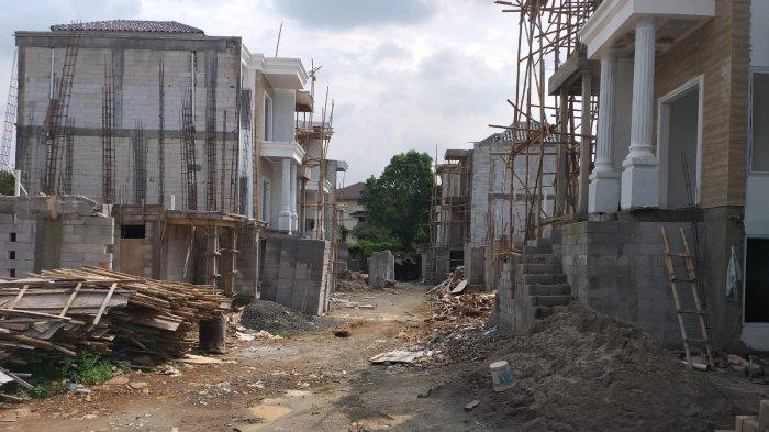Anggota Komisi D DPRD DKI Jakarta August Hamonangan meminta kepada Pemprov DKI Jakarta untuk memerintahkan penghentian pembangunan kluster di Jalan Nuri RT 02 RW 03, Pesanggrahan, Jakarta Selatan, karena ditemukan banyak pelanggaran yang dilakukan pengembangnya.