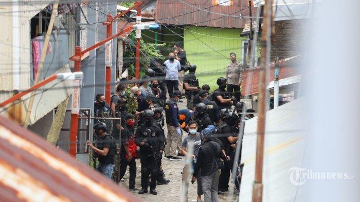 Aparat Brimob melakukan penggeledahan rumah Lukman, tersangka bom bunuh diri Gereja Katedral Makassar yang berlangsung di Jalan Tinumbu 1 Lrg 132, Kota Makassar, Sulawesi Selatan, Senin (29/3/2021). Aparat menggunakan robot penjinak bom dengan tujuan untuk menggeledah barang bukti di dalam rumah tersangka. Tribun Timur/Sanovra Jr