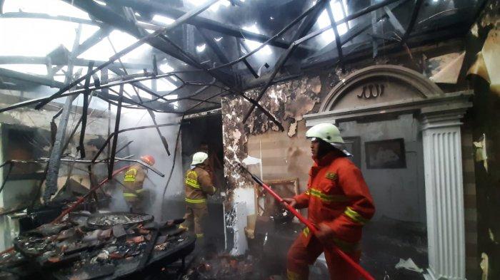 Rumah mewah di Jalan Panglima Polim, Kebayoran Baru, Jakarta Selatan, terbakar pada Jumat (26/2/2021).