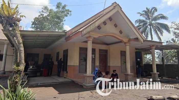 Rumah milik Wagiman (55) atau yang biasa disapa Pak Roh, warga Dusun Kampung Renteng, Desa Sumberwuluh, Candipuro, Lumajang, lolos dari sapuan awan panas guguran dan lahar Gunung Semeru, Sabtu (4/12/2021) lalu.