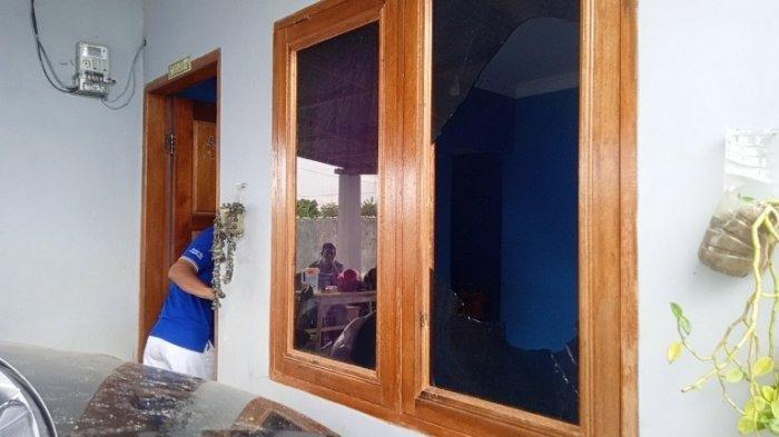 Rumah Supriadi, warga Jalan Tengah, Gang Rotan, Dusun XI, Desa Bangun Sari Baru, Kecamatan Tanjungmorawa, Kabupaten Deliserdang yang dirusak pelaku pembunuhan anggota polisi, Kamis (19/8/2021).