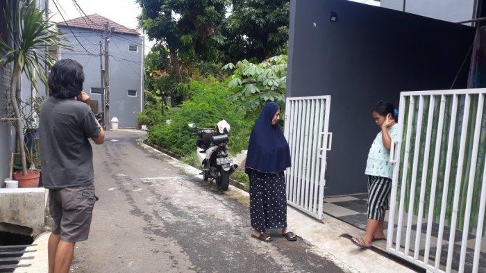 Suasana rumah Lora Cipta Sari (38) di Ciracas, Jakarta Timur, Minggu (20/12/2020). Diduga dua maling masuk ke rumahnya pada Jumat (18/12/2020) malam. Total ia kehilangan uang Rp 40 juta dan perhiasan berlian berikut surat-suratnya.