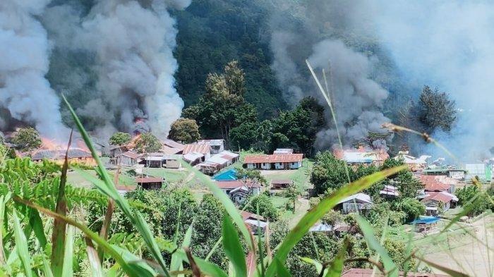 Sejumlah rumah warga terbakar akibat ulah Kelompok Kriminal Bersenjata (KKB) di Kabupaten Pegunungan Bintang, Papua, Senin (13/9/2021).