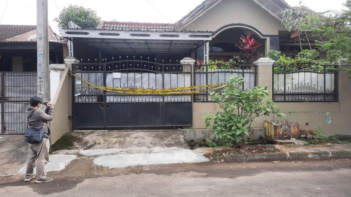 Rumah yang dijadikan sebagai pabrik minuman keras jenis ciu di Perumahan Dirgantara Permai, Bekasi disegel dengan garis polisi, Senin (28/2/2022).