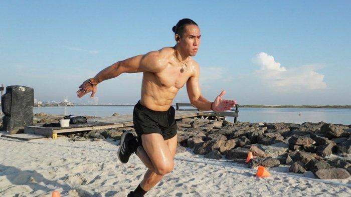 Bek Persija Jakarta, Ryuji Utomo saat melakukan latihan di pantai.