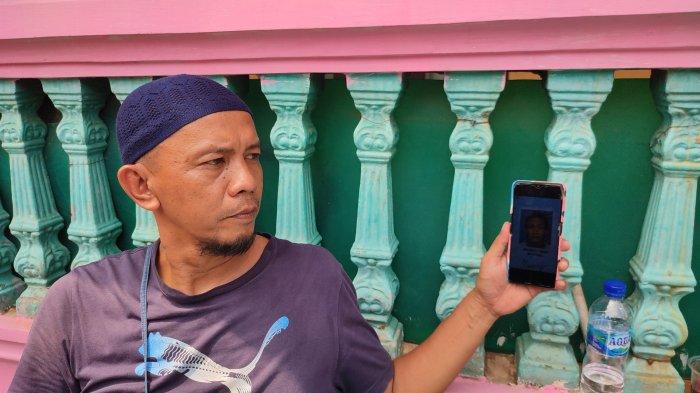 Paman korban, Ahmadi Firdaus saat diwawancarai awak media di rumah duka, Jalan Cibubur III, Gang Pribumi, Ciracas, Jakarta Timur, Minggu (22/8/2021)