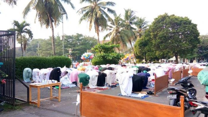 Salat Idul Fitri 1442 Hijriah di Masjid Al-Mujahidin, Pamulang, Tangerang Selatan (Tangsel) dipenuhi jemaah, Kamis (13/5/2021).