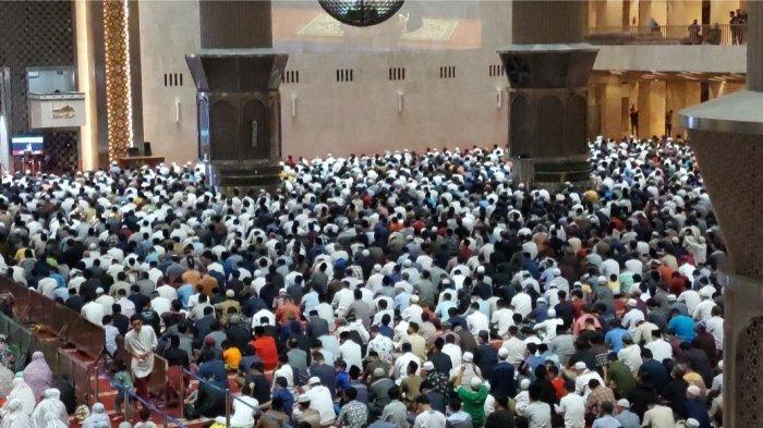 Salat tarawih di Masjid Istiqlal Jakarta, pada Sabtu (2/4/2022).