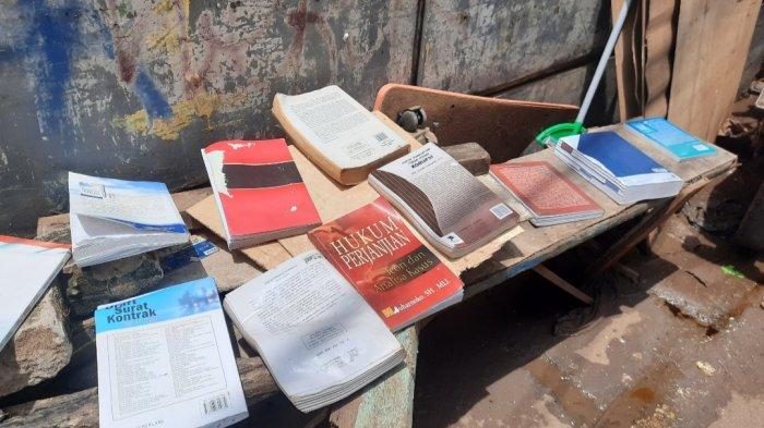 Buku-buku yang basah akibat banjir, dijemur warga, Minggu (21/2/2021).