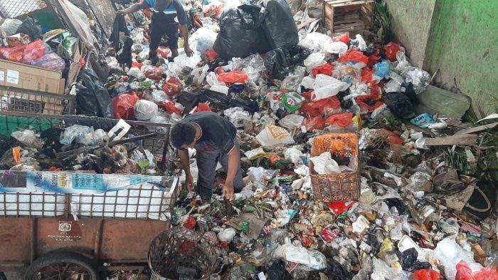 Sampah di TPS 3R Malaka Selatan RW 09 Pondok Kelapa, Duren Sawit, Jakarta Timur, Selasa (2/3/2021).