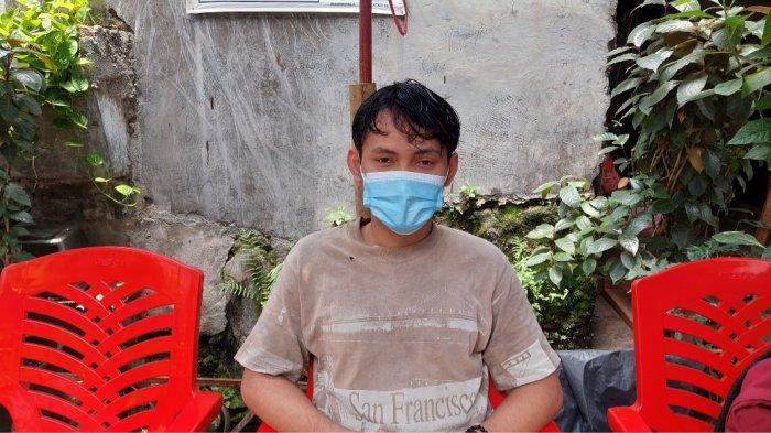 Sandri purnomo (25), kakak Syahril Nurdiansyah (22), satu dari delapan pekerja PT Palapa Timur Telematika (PTT) korban penyerangan Kelompok Kriminal Bersenjata (KKB) di Puncak Papua, saat ditemui di rumah duka, alan Gatep, Mangga Dua Selatan, Jakarta, Selasa (8/3/2022).