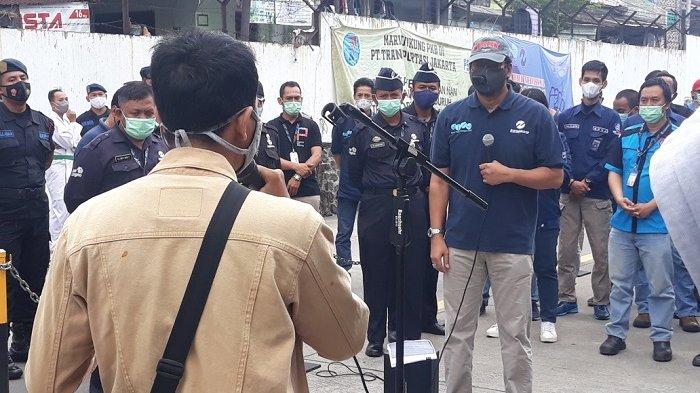 Direktur Utama PT Transjakarta Sardjono Jhony Tjitrokusumo saat menemui massa dari Gerakan Indonesia Muda yang berunjuk rasa di Makasar, Jakarta Timur, Rabu (9/6/2021)