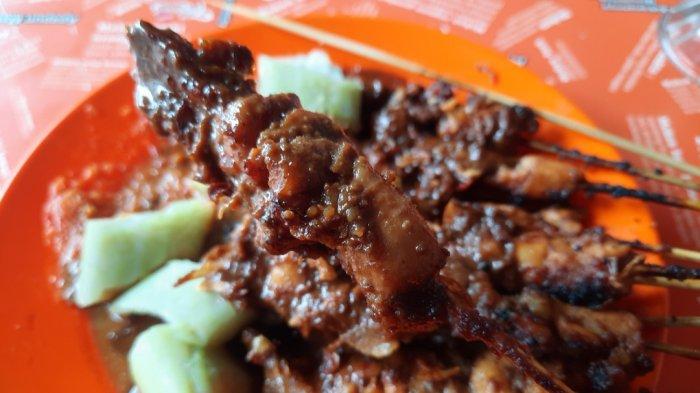 Sate ayam, jadi menu favorit di Sate H.Martingen, harganya Rp 28 ribu untuk seporsi isi 10 tusuk. Jika di tambah lontong, maka harganya Rp 33 ribu.