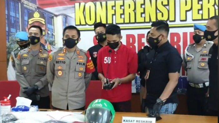 Pelaku pembunuhan wanita tanpa busana dalam kamar Hotel Dreamtel Menteng, di Polres Metro Jakarta Pusat Minggu (30/5/2021).