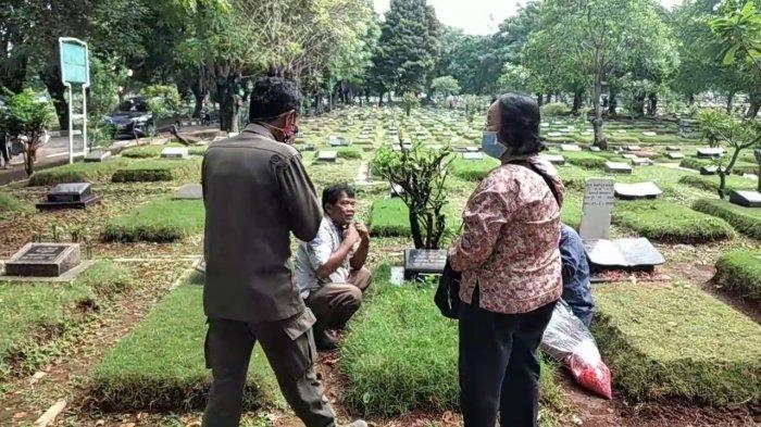 Petugas Satpol PP Kecamatan Duren Sawit dan keamanan TPU lakukan patroli prokes ke peziarah di TPU Pondok Kelapa, Duren Sawit, Jakarta Timur, Sabtu (10/4/2021).