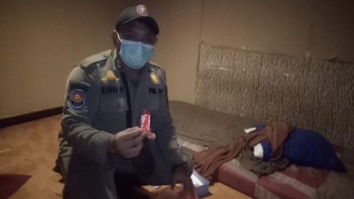 Satpol PP Tangsel mendapati adanya kondom di panti pijat kawasan RGB Serpong, Jumat (21/1/2022).