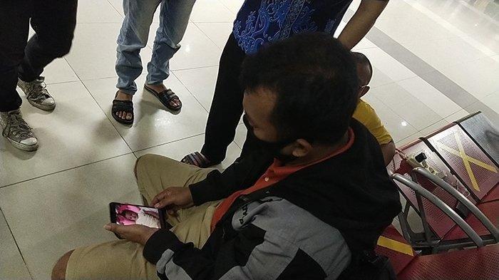 Satu di antara Keluarga Penumpang pesawat Sriwijaya Air yang dinyatakan hilang kontak, Sabtu (9/1/2021).