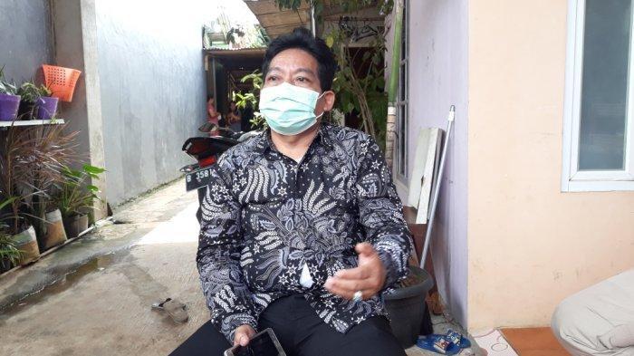 Ketua RW 05 Kelurahan Pondok Ranggon Saumin saat memberi keterangan di Jakarta Timur, Selasa (9/3/2021).