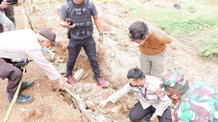 Sebuah granat nanas aktif ditemukan di kawasan proyek perumahan Lugano Citra Raya, Kecamatan Panongan, Kabupaten Tangerang, Selasa (2/11/2021).