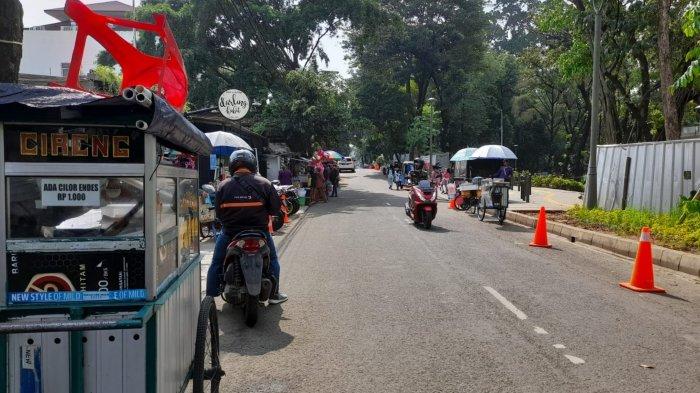Sejumlah pedagang kaki lima (PKL) masih membandel berjualan di sekitar kawasan Tebet Eco Park, Tebet, Jakarta Selatan, Senin (13/6/2022).