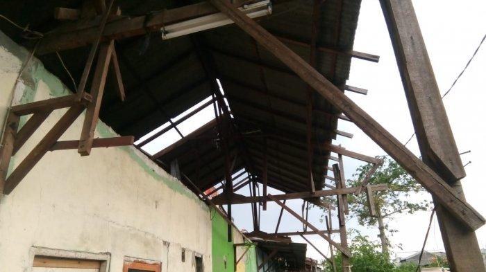 Sejumlah rumah rusak usai diterjang angin puting beliung di Kawasan Kelurahan Bahagia, Kecamatan Babelan, Bekasi, Jumat, (23/10/2020).