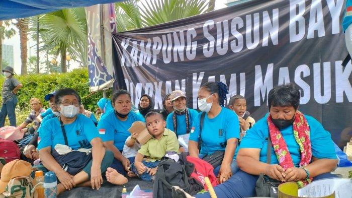 Warga Kampung Susun Bayam nekat gelar tenda di atas trotoar depan Balai Kota DKI Jakarta, Kamis (1/12/2022)