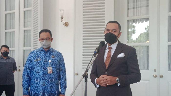 Sekjen Ikatan Motor Indonesia (IMI) sekaligus Ketua Pelaksana Formula E, Ahmad Sahroni kala diwawancara awak media di Balai Kota DKI, Senin (29/11/2021).