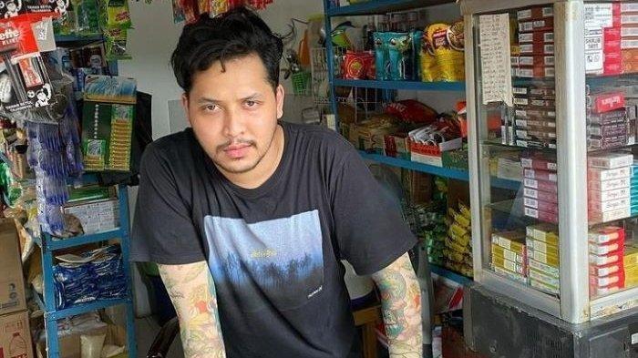 Selebgram Abdul Kadir ditangkap polisi karena kasus narkoba jenis sabu pada 27 Januari 2021. Saat ini Abdul Kadir tercatat sebagai salah satu selebgram yang punya banyak followers. Akun Instagramnya kini diikuti lebih 1,7 juta followers.