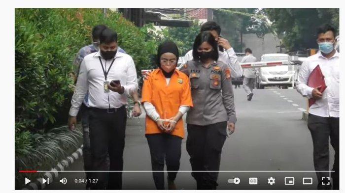 Selebgram Medina Zein hanya bisa tertunduk saat dibawa keluar oleh penyidik dari Ruang Tahanan Polda Metro Jaya, Senin (11/7/2022).