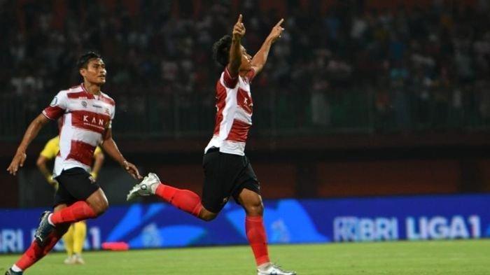 Selebrasi para pemain Madura United yang berpesta gol saat melawan Barito Putera