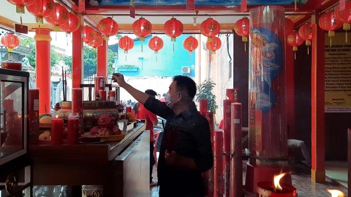 Warga tionghoa melakukan ritual sembahyang di Kelentang Hok Lay Kiong saat perayaan Tahun Baru Imlek 2572, Jumat (12/2/2021).