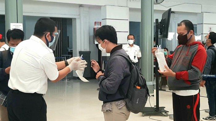 Penumpang kereta mengikuti tes pendeteksi virus corona Covid-19 menggunakan alat GeNose C19, di Stasiun Pasar Senen, Jakarta Pusat, Jumat (5/2/2021).