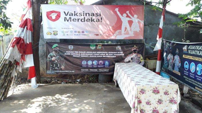 Tampak sentra Vaksinasi Merdeka di permukiman warga RW 01 Kelurahan Ciracas, Kecamatan Ciracas yang dibatalkan, Jakarta Timur, Senin (2/8/2021).