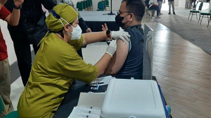 Sentra vaksinasi Covid-19 dosis ketiga atau booster di Lippo Mall Kemang, Mampang Prapatan, Jakarta Selatan, Rabu (23/2/2022).