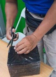 Seorang driver ojek online (ojol) ditipu saat mengantar barang yang dipesan pelanggannya.