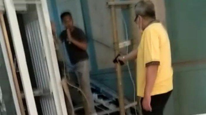 Sebuah video yang menampilkan seorang pria paruh baya menodongkan pistol ke arah kuli bangunan viral di media sosial.