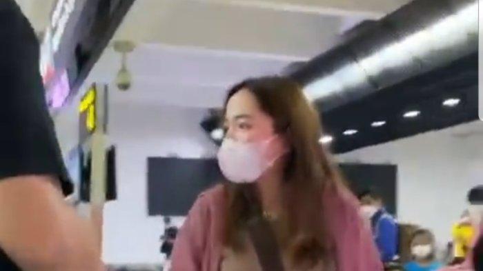 Sebuah unggahan video seorang wanita memaki-maki ibu dari anggota Komisi III DPR dari Fraksi PDIP, Arteria Dahlan di Terminal 2 Bandara Soekarno-Hatta pada Minggu (21/11/2021).