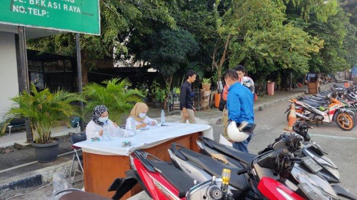 Proses pengambilan sepeda motor milik peserta mudik gratis Pemprov DKI Jakarta di Terminal Pulogadung, Jakarta Timur, Senin (9/5/2022)