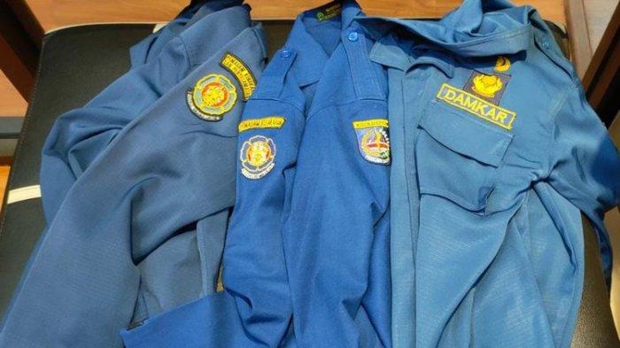 Seragam Dinas Pemadam Kebakaran ( Damkar) dan Penyelamatan Kota Depok yang dilaporkan ke Kejaksaan Negeri Depok sebagai alat bukti dugaan tindak pidana korupsi.