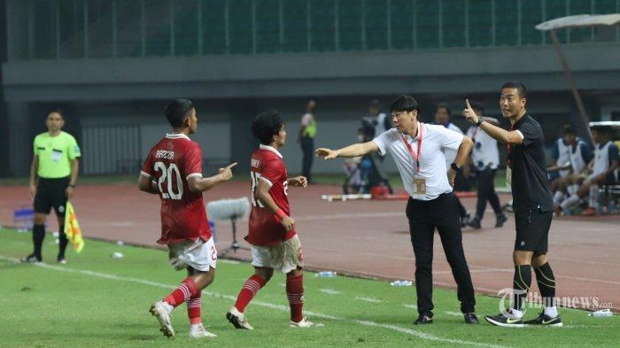 Pelatih Timnas Indonesia U-19 Shin Tae Yong memberikan arahan kepada pemain Timnas Indonesia U-19 Razzaa Fachrezi Aziz dan Muhammad Rafli Asrul pada laga kedua Piala AFF U-19 melawan Brunei di Stadion Patriot Candrabhaga, Bekasi, Senin (4/7/2022). Hingga wasit meniup pluit panjang Indonesia berhasil unggul 7-0 dari Brunei.
