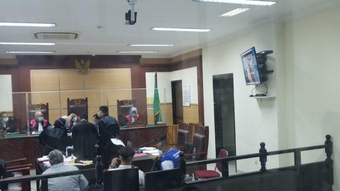 Lurah Cipayung Tomi Patria menjadi korban pemerasan modus video call mesum menjadi sidang di Ruangan sidang 1 Pengadilan Negeri Tangerang, Senin (23/11/2020) malam.