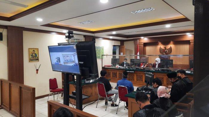 Sidang perkara persetubuhan anak di bawah umur dengan terdakwa Amri Tanjung alias AT di ruang sidang utama, Pengadilan Negeri Kota Bekasi, Selasa (7/9/2021).
