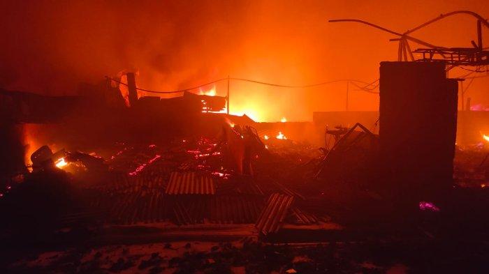 Sijago merah di bengkel mebel di Jalan Rawa Sumur, Kelurahan Jatinegara, Cakung, Jakarta Timur, Sabtu (26/2/2022) malam.