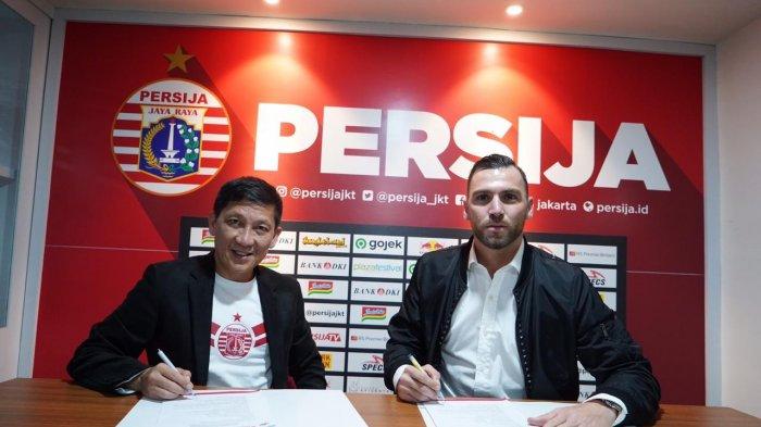 Marko Simic bersama CEO Persija Jakarta, Ferry Paulus berfoto bersama saat menandatangani kontrak di Kantor Persija, Jakarta Selatan, Rabu (18/12/2019) malam WIB