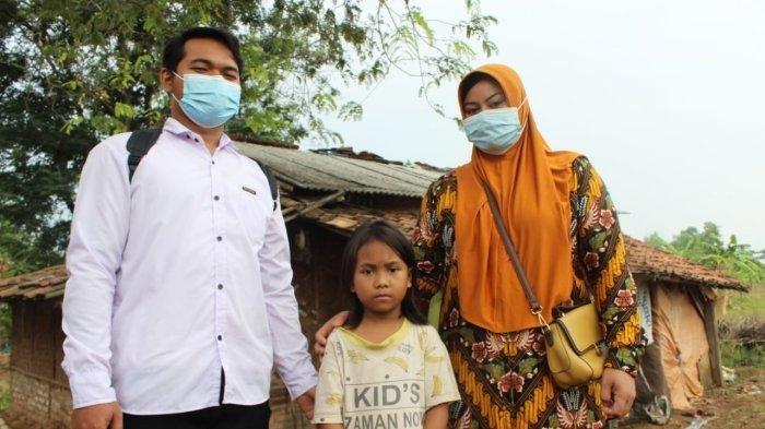 Sinta Murni, bocah perempuan berusia sekitar 7 tahun yang tinggal di rumah gubuk dan merawat ibunya yang ODGJ di Desa/Kecamatan Kroya, Kabupaten Indramayu, bersama pihak Lembaga Perlindungan Anak Indonesia, Rabu (23/6/2021).