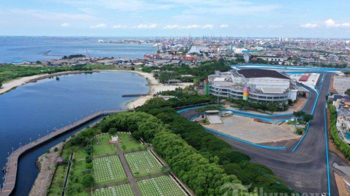 Foto udara yang diambil di Taman Impian Jaya Ancol, Jakarta Utara, Rabu (27/4/2022), memperlihatkan sirkuit Formula E yang balapannya akan digelar pada 4 Juni 2022. AFP/ADEK BERRY
