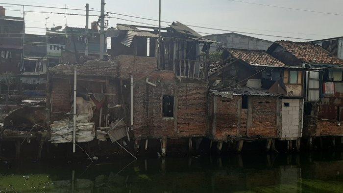 Sisa bangunan rumah pascakebakaran di Jalan Tanjung Selor, Jakarta Pusat, Senin (9/11/2020).