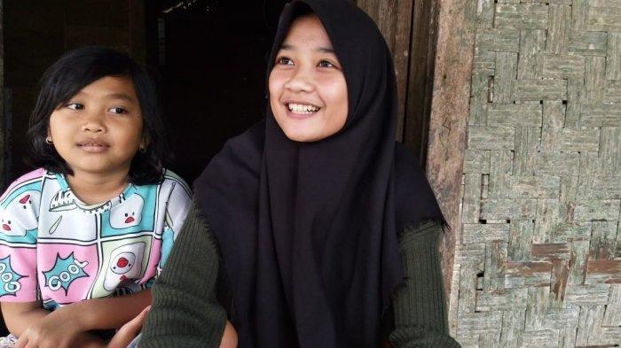Siti Nuraida (16) dan keponakan Asiyah (8) tinggal saat ditemui di rumah reyotnya di Desa Cimanggu, Kecamatan Sumur, Kabupaten Pandeglang, Rabu (7/4/2021). Aida sejak usia tiga tahun sudah ditinggal ibundanya yang meninggal dunia dan ayahnya yang menikah lagi.